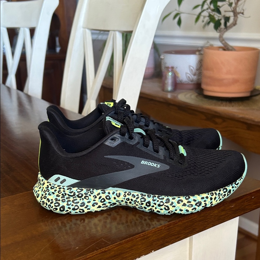 Women’s brooks